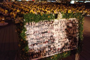 7月19日台灣的法輪功學員以燭光和音樂，悼念在中國大陸受迫害致死的法輪功學員，表達呼喚良知，停止迫害的心聲。（記者吳柏樺╱攝影）