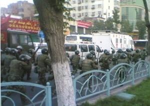 因維漢衝突，新疆烏魯木齊維吾爾族人7月5日遭到中共軍方開槍鎮壓，目前已經戒嚴。