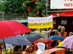 德國紐倫堡亞洲文化節開幕式時，一位德國市民手舉「中國共產黨誤導全世界」的橫幅進行抗議。（記者李清颻／攝影）
