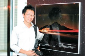 目前仍就讀於中國醫藥大學藥學系的鄭富庭，利用入門級的單眼相機拍出「地球自轉的痕跡」獲選參與展出。（科博館提供） 