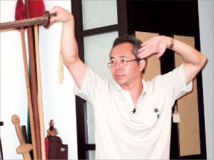 吳國正用仿「福劍」示範青萍劍法「迎風揮扇」。