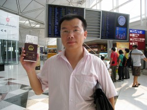 《人民日報》記者邱明偉24日下午離港前往印尼尋求政治庇護。圖為他在香港國際機場通過海關檢查後拍攝。（記者吳雪兒／攝影）