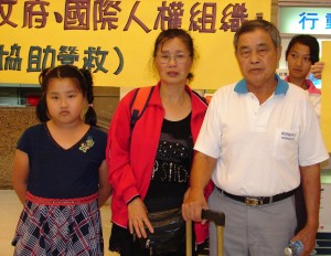 遭中共綁架的台灣法輪功學員邵玉華歷劫7日平安歸來，在機場與家人合影。（記者李黛娜／攝影）