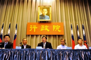 台灣行政院長劉兆玄（中）及其他內閣成員8月19日在新聞記者會上回答問題。馬英九政府救災不力遭致了空前的政治危機，已有多名政府要員提出辭呈。（AFP） 