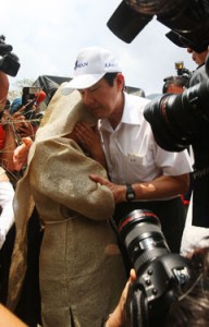 圖/總統馬英九（右）19 日首度前往高雄縣甲仙鄉小林村被土石掩埋的現場，向罹難者家屬致意。（中央社）