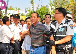 9月13日，由中共派出的過百名華人暴徒毆打了參加「六千萬人退出中共聲援大會」的遊行人士，並且毀損了相關器材，部分中共暴徒當場被警察押往警署。（大紀元） 