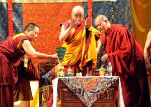 ●達賴喇嘛88 水災祈福法會 1 日在高雄現代化綜合體育館舉行，達賴與全場信眾以藏文及中文誦經，一起為災民祈福。（中央社） 