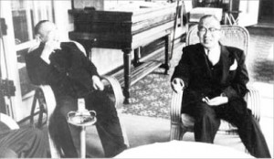 時任首相麻生的外祖父吉田茂（右）與患腦梗塞回復期的鳩山由紀夫的祖父鳩山一郎暢談。（Wikipedia）