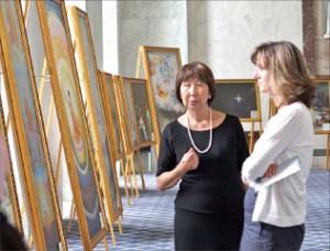 國會監察及政府改革委員會官員琳達．古德（Linda Good）（右）在聆聽畫展導覽講解。（攝影／麗莎） 