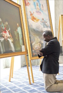 弗吉尼亞州的政府官員伊伯拉閔斯‧穆罕默德在認真觀看畫展。（攝影／麗莎）