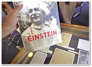 愛因斯坦雖已遠去，但人們對於他博大精深的理論及宇宙觀仍有許多未能深入理解，後人只能在愛因斯坦的傳記與書信中拼湊出科學大師的思想面貌。（Getty Images） 