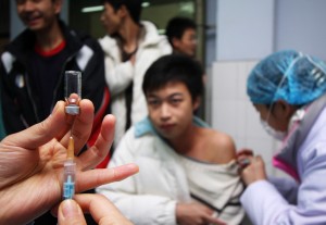 近日中國大陸新流感疫情持續蔓延，而且出現患者因實質性病變而導致「白肺」及嚴重腦炎，致使患者快速死亡的案例。圖為中國大陸一位學生接受疫苗注射。（Getty Images ） 