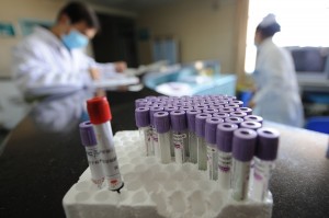 中國大陸H1N1流感失控，新流感診斷用品奇缺。（Getty Images）